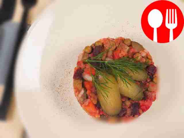 Подавайте салат порционно, разместив его в...