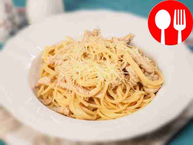 Pasta with turkey in creamy sauce