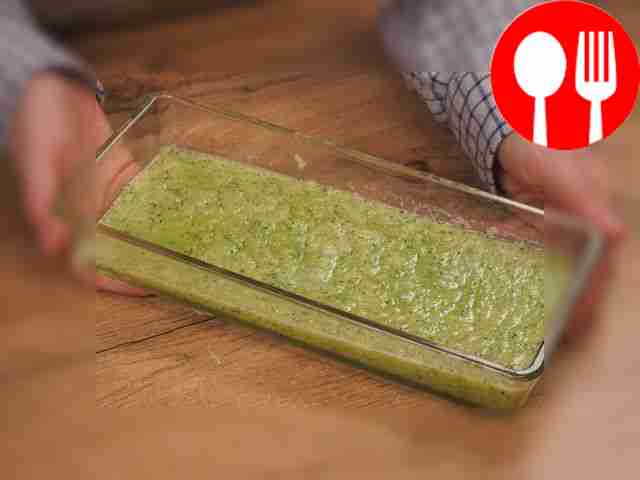 Разотрите кабачок до пюре: очистите его от...