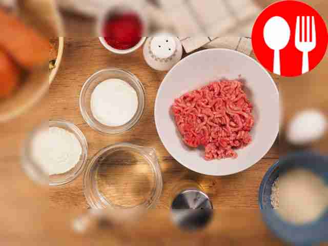 Тщательно промойте и очистите лук и морковь....