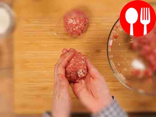 Приготовьте тефтели. В глубокой миске...