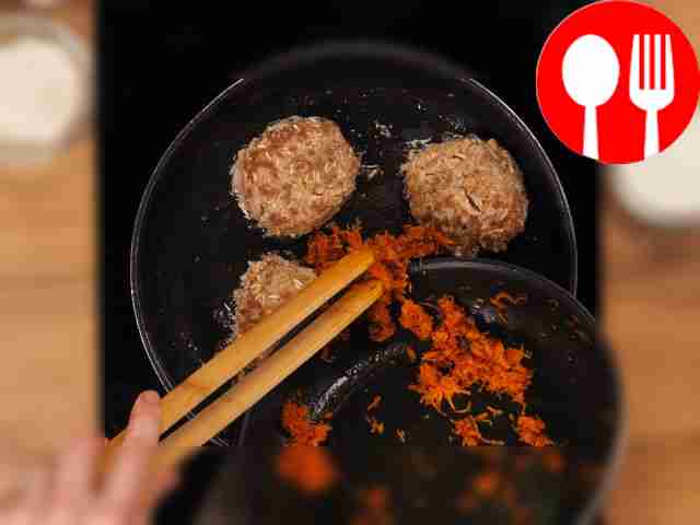 Соедините тефтели с морковью. На сковороде с...