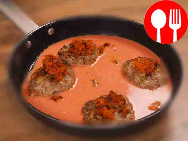 Приготовьте подливу. В миске соедините воду,...