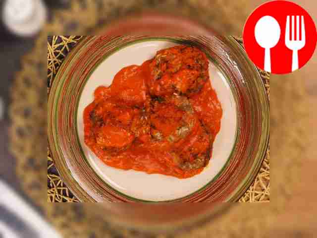 Разложите тефтели по порционным тарелкам и...