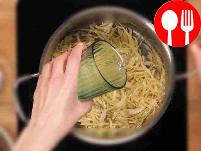 Приготовьте овощи. Разогрейте кастрюлю, влейте...