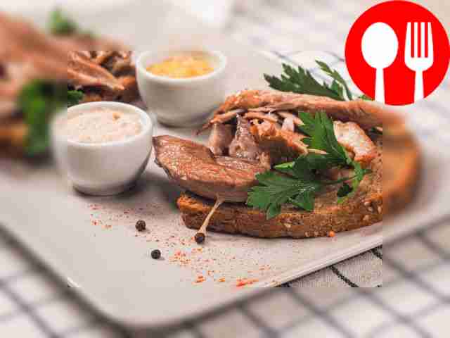 Knuckle in onion peel