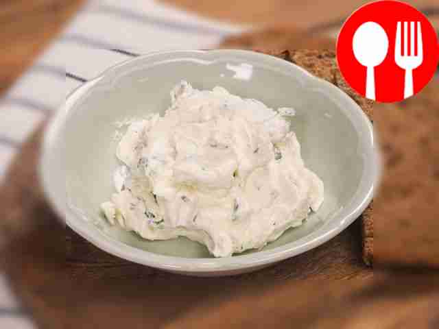 Homemade Philadelphia cheese made from sour cream and yogurt