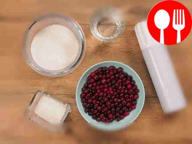 Чтобы простерилизовать крышки, промойте их...