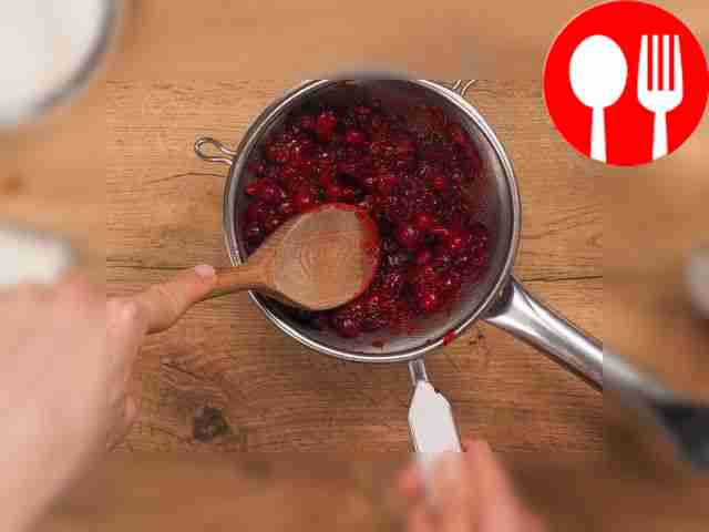 Разомните ягоды. Это можно сделать легко....