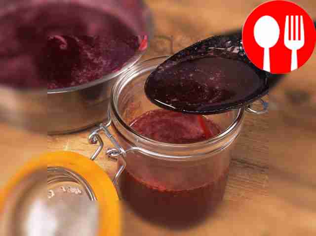 Разлейте желе по банкам и закатайте крышками....