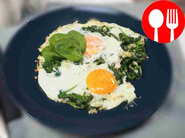 Яичница со шпинатом