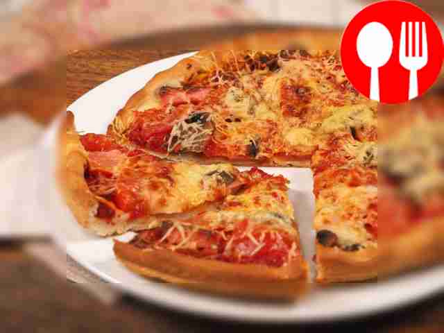 Пицца с грибами и колбасой