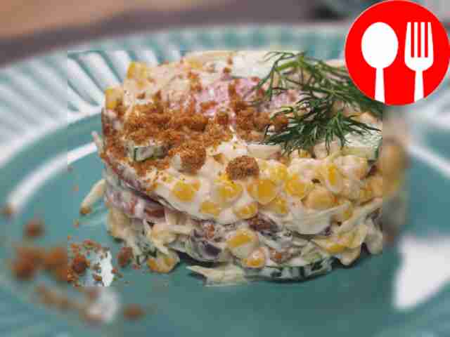 Salad with croutons and sausage