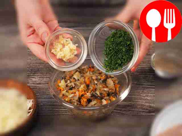 Приготовьте начинку: лук, грибы и морковь...