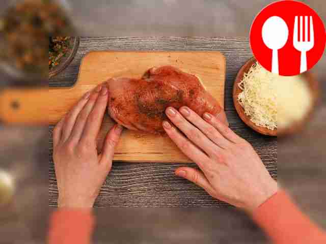 Подготовьте мясо. Со стороны самой широкой...