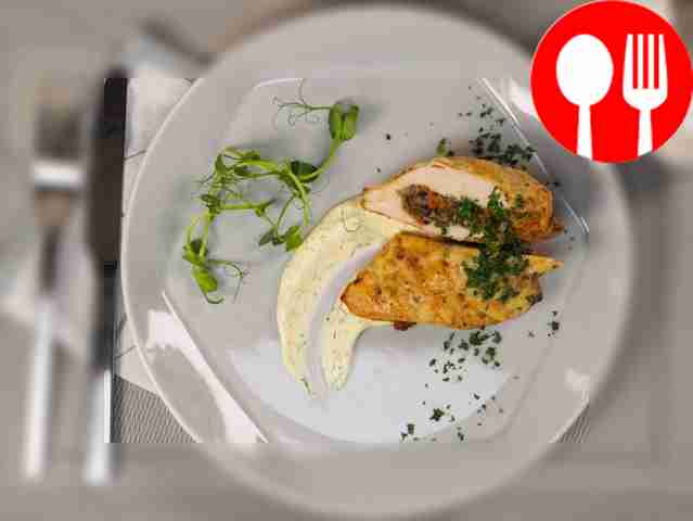 Перед подачей разместите на тарелке куриную...