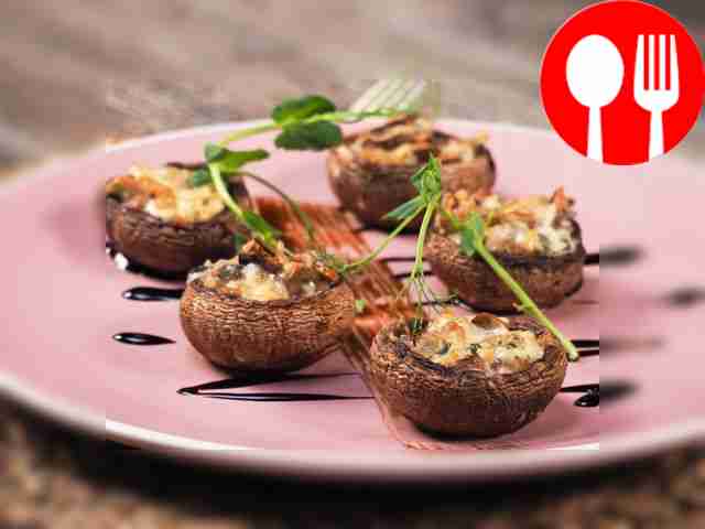 Champignons stuffed with bacon