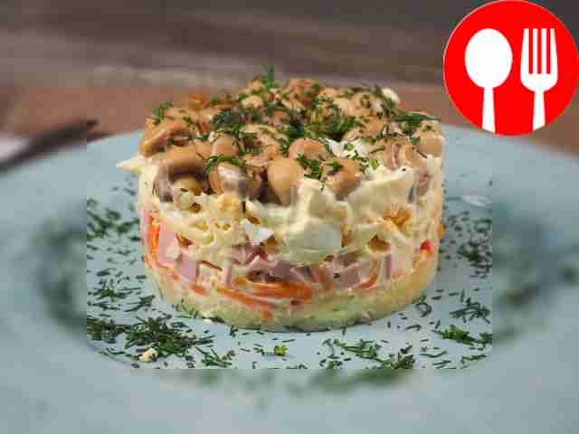 Лесная полянка с шампиньонами