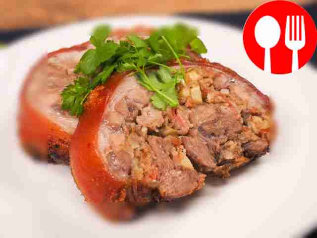 Рулет из рульки, сваренный и тушёный, нарежьте...