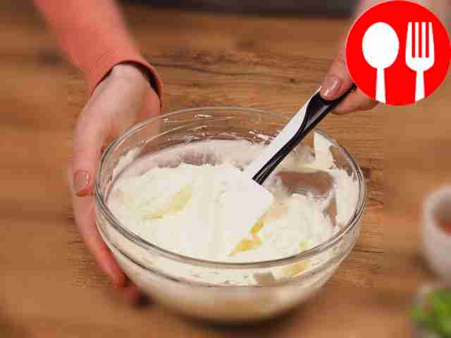 Prepare the filling. In a bowl, beat the cream...