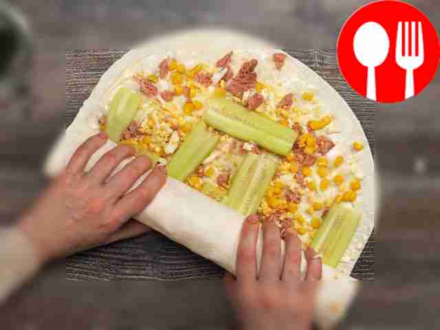 Приготовьте рулет: разложите лаваш на столе....