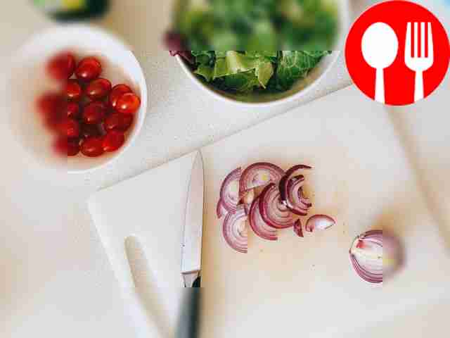 Cut the red onion into half rings.