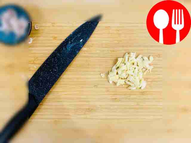 Peel and finely chop the garlic.