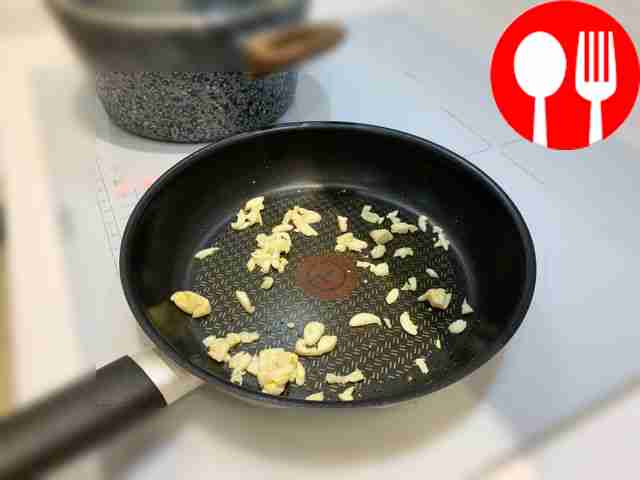 In a frying pan, fry the garlic in olive oil...