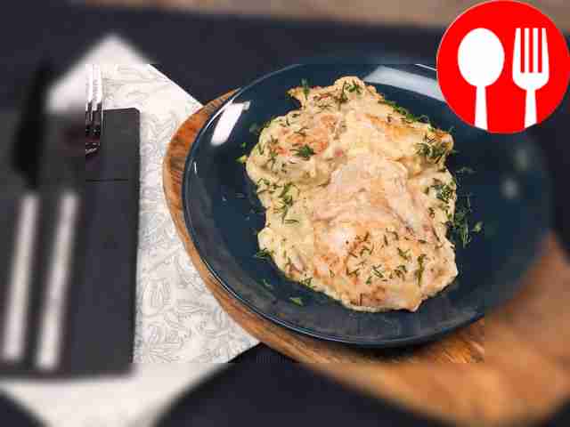 Chicken with champignons in sour cream