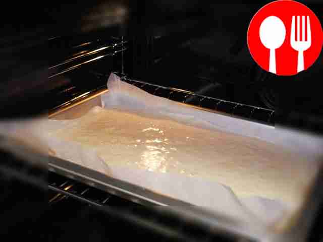 Сделайте творожный бисквит. Разделите желтки и...