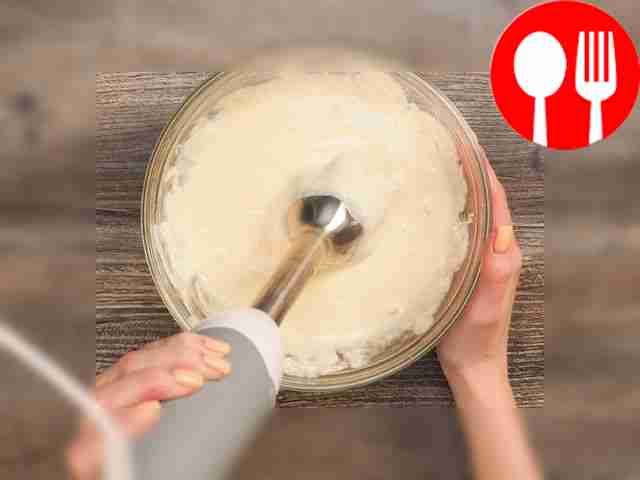 Приготовьте начинку: в глубокую миску...