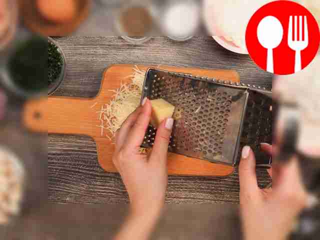 Подготовьте продукты для теста и начинки....