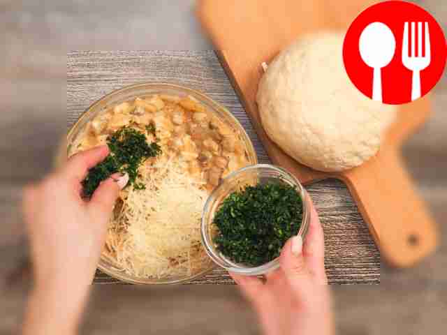 Пока тесто отдыхает, подготовьте начинку....