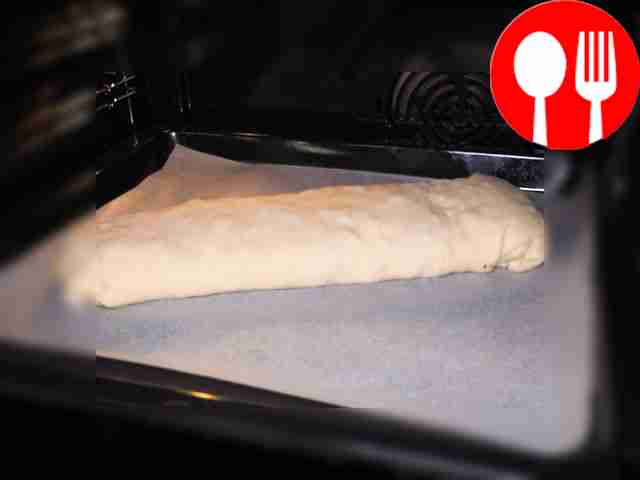 Приготовьте рулет. Раскатайте тесто тонким...