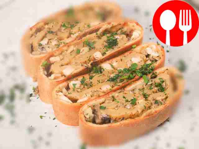 Перед подачей нарежьте куриный рулет с грибами...