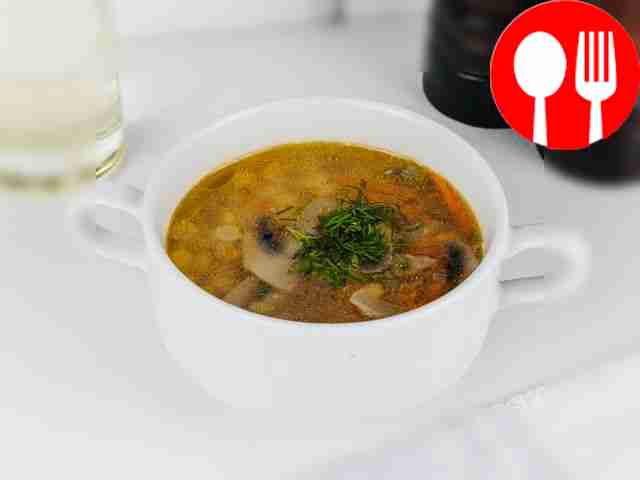 Pea soup with champignons
