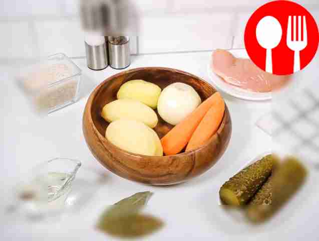 Промойте рис, куриное филе и овощи.