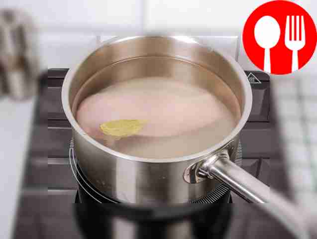 Положите куриное филе в кастрюлю, залейте его...