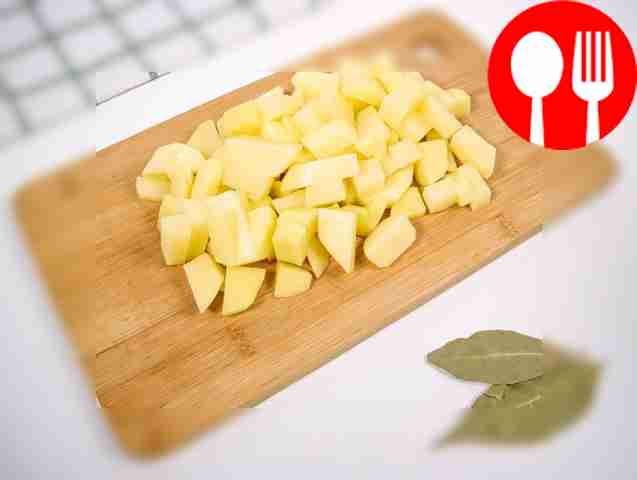 Нарежьте картофель кубиками размером 1–2 см.