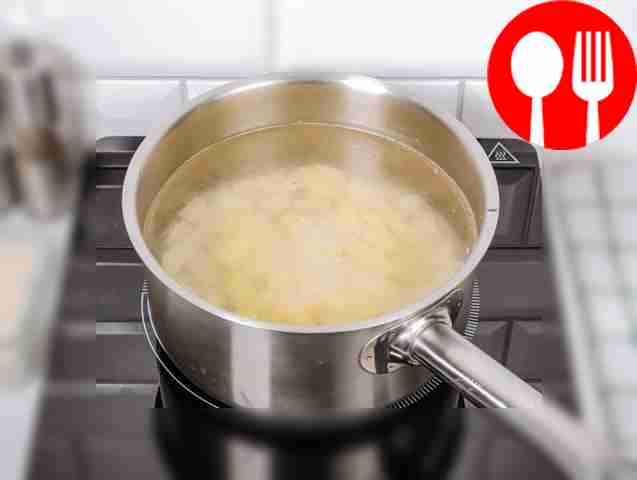 Поставьте бульон на огонь, доведите его до...