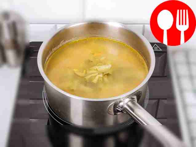 В суп добавьте поджарку из овощей и солёные...