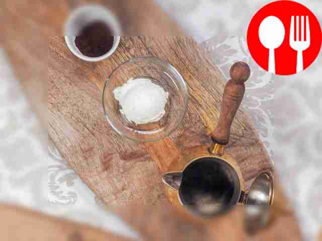 Перемелите кофейные зёрна в кофемолке или...