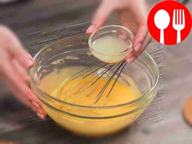 Добавьте лимонный сок, перец и снова взбейте...