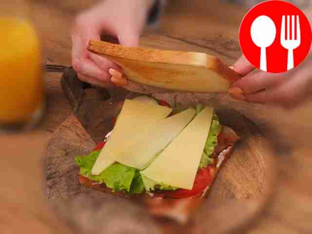 Приготовьте сэндвич: намажьте хлеб майонезом и...