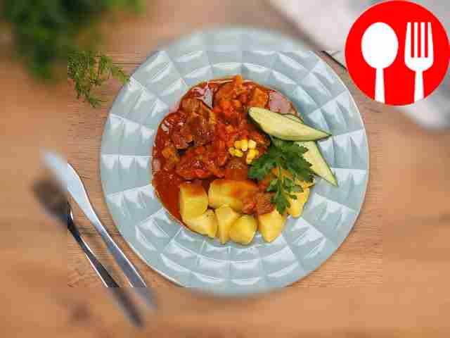 Гуляш с луком и морковью