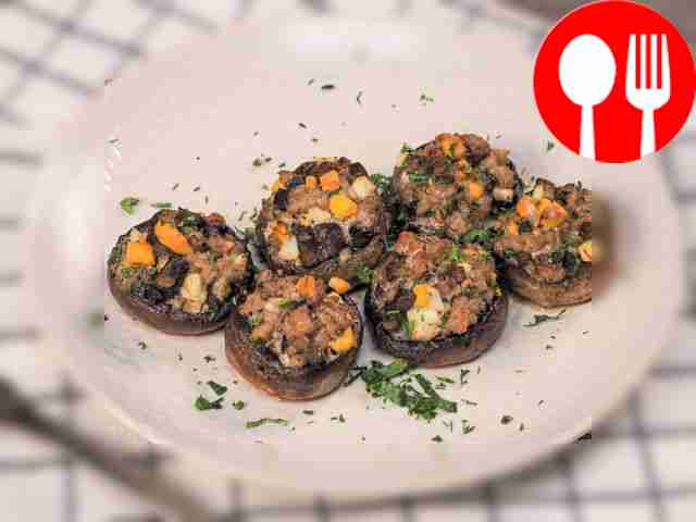 Шампиньоны, фаршированные фаршем