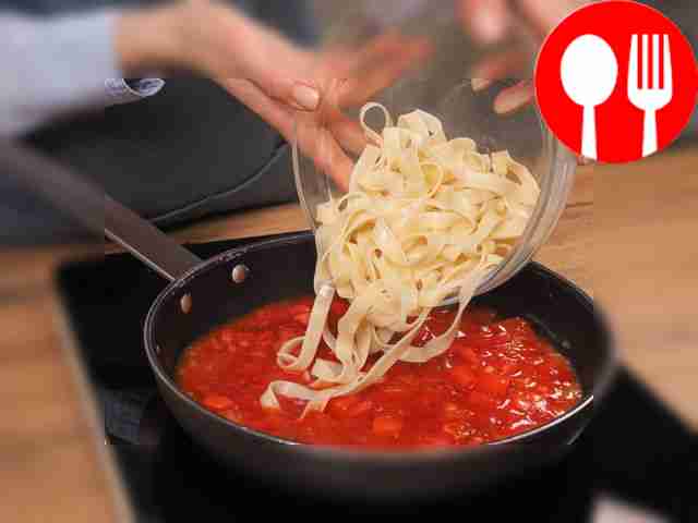 Combine products. Add fettuccine to sauce and stir.