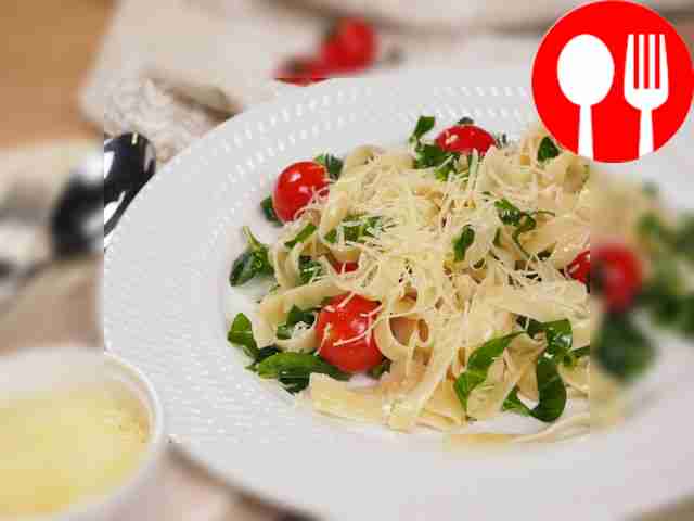 Fettuccine with spinach