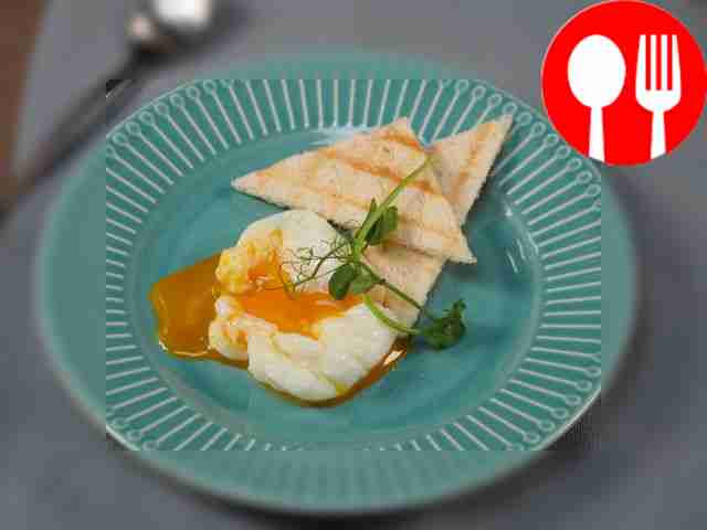 Poached egg in cling film