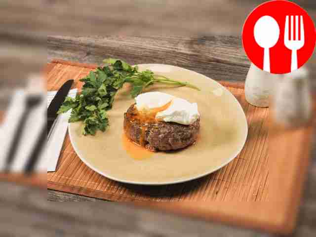 Бифштекс с яйцом пашот